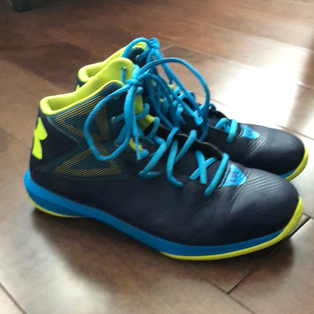 Boys size 7 UA basketball sneakers